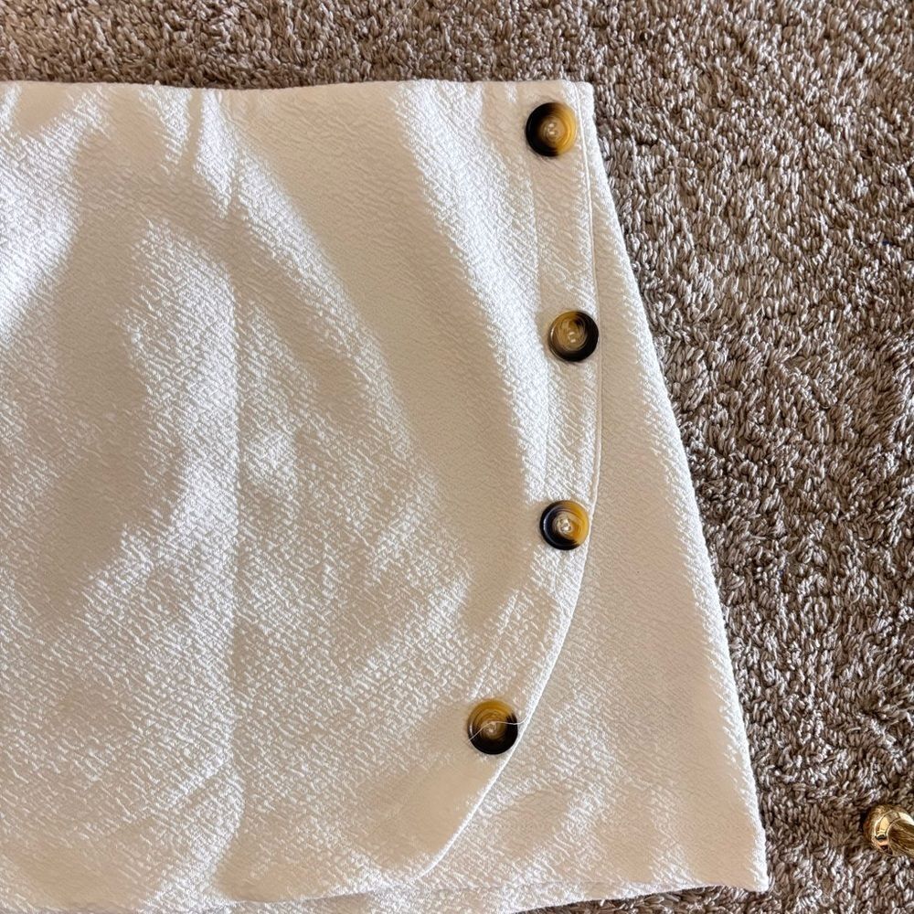 Maeve Anthropologie Medium White Textured Knit Tortoise Asymmetric Button Skirt - Picture 3 of 5